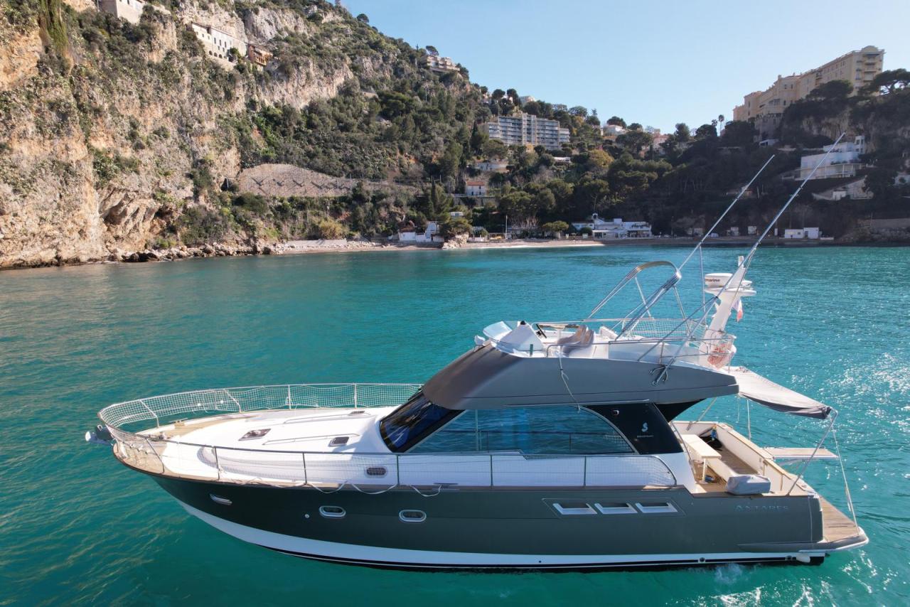Beneteau Antares 13.80 — photo 1 of 5